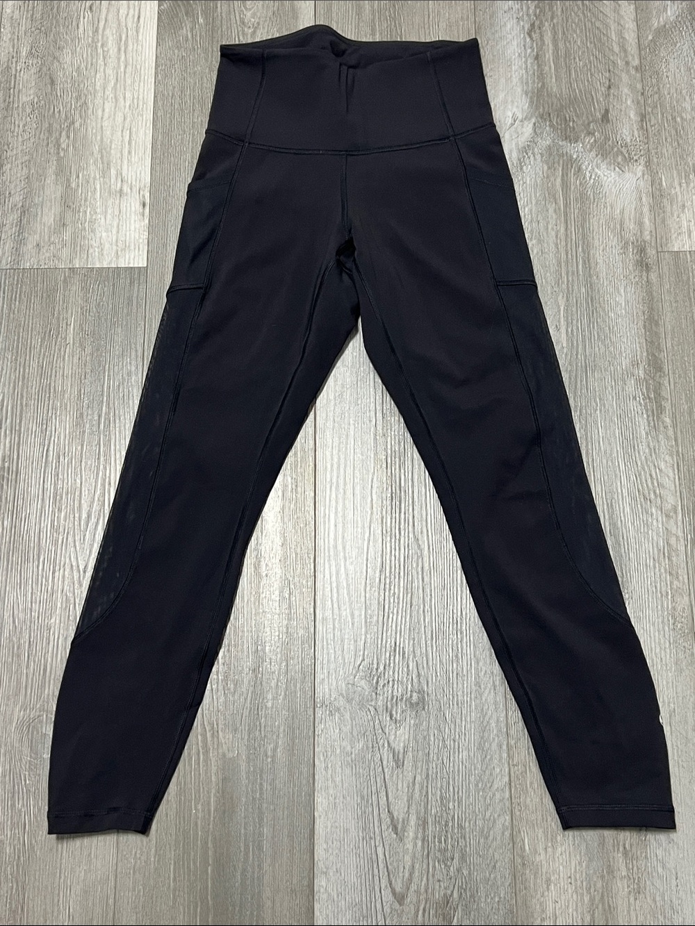 Lululemon woman’s leggings with mesh design & side pocket black/ size 6